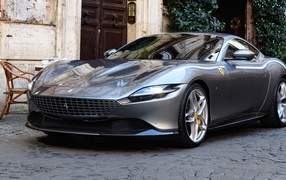 Серебристый автомобиль Ferrari Roma 2020 года 
