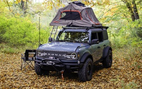 Внедорожник Ford Bronco Overland Concept 2020 года в лесу с палаткой 