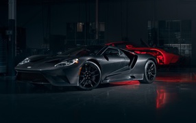 Спортивный автомобиль Ford GT 2020 года в гараже 