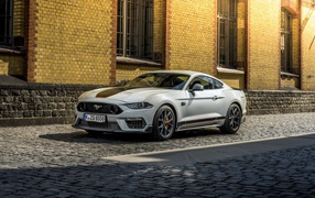 Белый автомобиль Ford Mustang Mach 1 2021 года на улице
