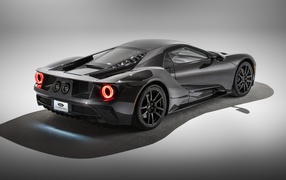 Черный спортивный автомобиль  Ford GT Liquid Carbon, 2020 года вид сзади