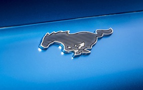 Логотип автомобиля Ford Mustang Mach-E 4 First Edition 2020 года