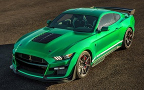 Зеленый автомобиль Ford Mustang Shelby GT500, 2020 года на асфальте