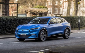 Синий автомобиль Ford Mustang Mach-E 4 First Edition 2020 года на дороге