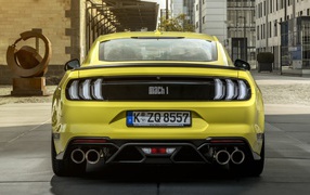 Желтый спортивный автомобиль Ford Mustang Mach 1 2021 года вид сзади