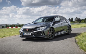 Автомобиль Honda Civic Type R Sport Line на фоне неба 