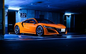 Оранжевый автомобиль Honda NSX в гараже 