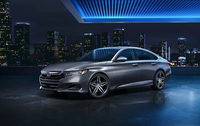 Серебристый автомобиль Honda Accord Touring, 2021 года на фоне мегаполиса