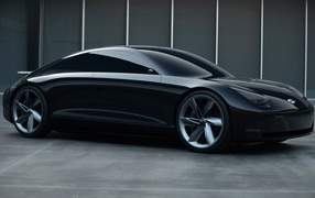 Черный автомобиль Hyundai Prophecy 2020 года вид сбоку 