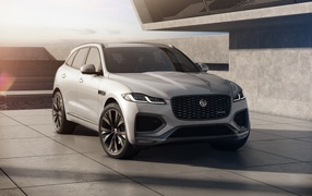 Серебристый автомобиль Jaguar F-Pace R-Dynamic Black Pack 2020 года 