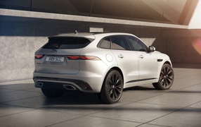 Автомобиль Jaguar F-Pace R-Dynamic Black Pack 2020 года вид сзади