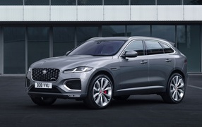 Серебристый автомобиль Jaguar F-Pace R-Dynamic 2020 года у здания 