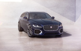 Синий автомобиль Jaguar XF Sportbrake 2020 года у стены 