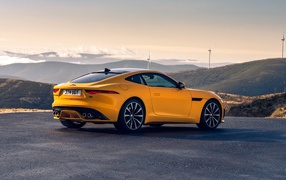 Желтый автомобиль Jaguar F-Type R Coupe 2020 года вид сзади