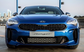 Синий автомобиль Kia Stinger GT Night Sky Edition 2020 года крупным планом