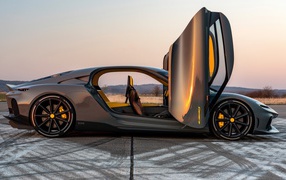 Автомобиль Koenigsegg Gemera 2020 года с открытыми дверями вид сбоку