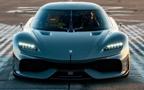 Черный быстрый автомобиль Koenigsegg Gemera 2020 года вид спереди