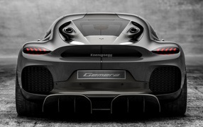 Серебристый автомобиль Koenigsegg Gemera 2020 года вид сзади