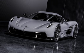 Серебристый автомобиль Koenigsegg Jesko Absolut 2020 года 