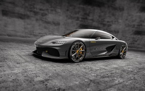 Серебристый автомобиль Koenigsegg Gemera 2020 года на сером фоне