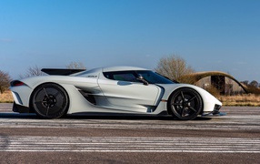 Белый автомобиль Koenigsegg Jesko Absolut 2020 года вид сбоку