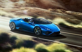 Синий автомобиль Lamborghini Huracan EVO RWD Spyder 2020 года на скорости 