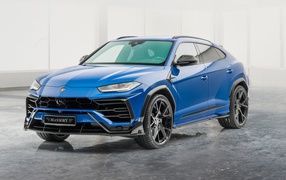 Синий автомобиль  Lamborghini Urus 2020 года в гараже