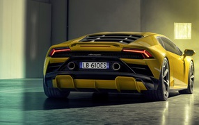 Желтый спортивный Lamborghini Huracan EVO RWD 2020 года вид сзади