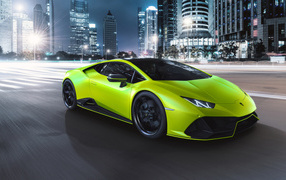 Быстрый автомобиль Lamborghini Huracán EVO 2021 года на ночной дороге