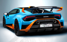 Автомобиль Lamborghini Huracán STO 2021 года вид сзади на сером фоне