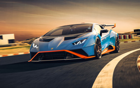 Автомобиль Lamborghini Huracán STO 2021 года на трассе