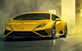 Заведенный автомобиль Lamborghini Huracan EVO RWD 2020 года в гараже 