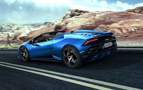 Быстрый синий автомобиль Lamborghini Huracan EVO RWD Spyder 2020 года на фоне скал 