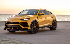 Автомобиль Lamborghini Urus у воды 