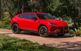 Красный Lamborghini Urus Shiny в парке 