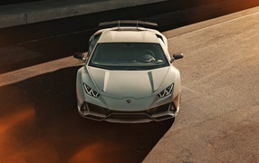 Серебристый автомобиль  Lamborghini Huracan EVO 2020 года вид сверху
