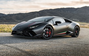Серебристый спортивный автомобиль  Lamborghini Huracan Performante 2020 года на фоне гор 