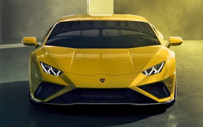 Желтый автомобиль Lamborghini Huracan EVO RWD 2020 года вид спереди