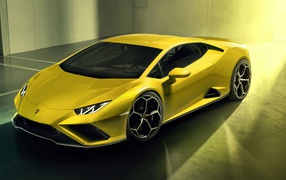 Желтый автомобиль Lamborghini Huracan EVO RWD 2020 года в гараже 