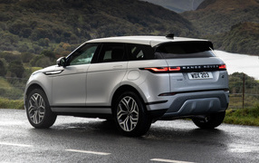 Серебристый автомобиль Range Rover Evoque P300e S 2020 года вид сзади