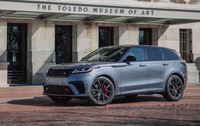 Внедорожник Range Rover Velar, 2020 года у здания музея 