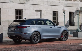Серебристый автомобиль Range Rover Velar, 2020 года 
