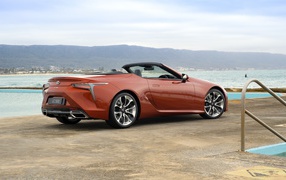 Красный кабриолет Lexus LC 500 Convertible 2020 года у воды 