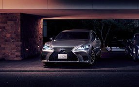 Серебристый автомобиль Lexus LS 500h 2020 года