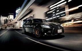 Черный автомобиль Lexus GS 350 Eternal Touring 2020 года едет под мостом 