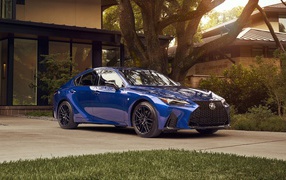 Синий автомобиль Lexus IS350 F SPORT, 2021 года у дома