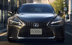 Черный Lexus IS 300h 2021 года вид спереди