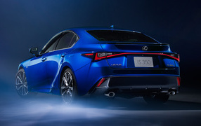 Синий автомобиль Lexus IS 350 F SPORT 2021 года вид сзади