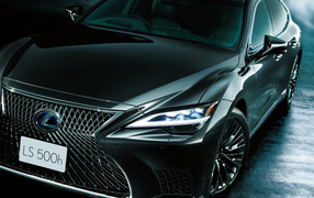 Автомобиль Lexus LS 500h 2021 года крупным планом