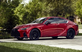 Красный автомобиль  Lexus IS 350 AWD F SPORT, 2021 года вид сбоку